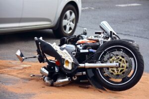 Topeka, KS - Motorcycle Crash Ends in Injuries at 21st St & Ashworth Pl