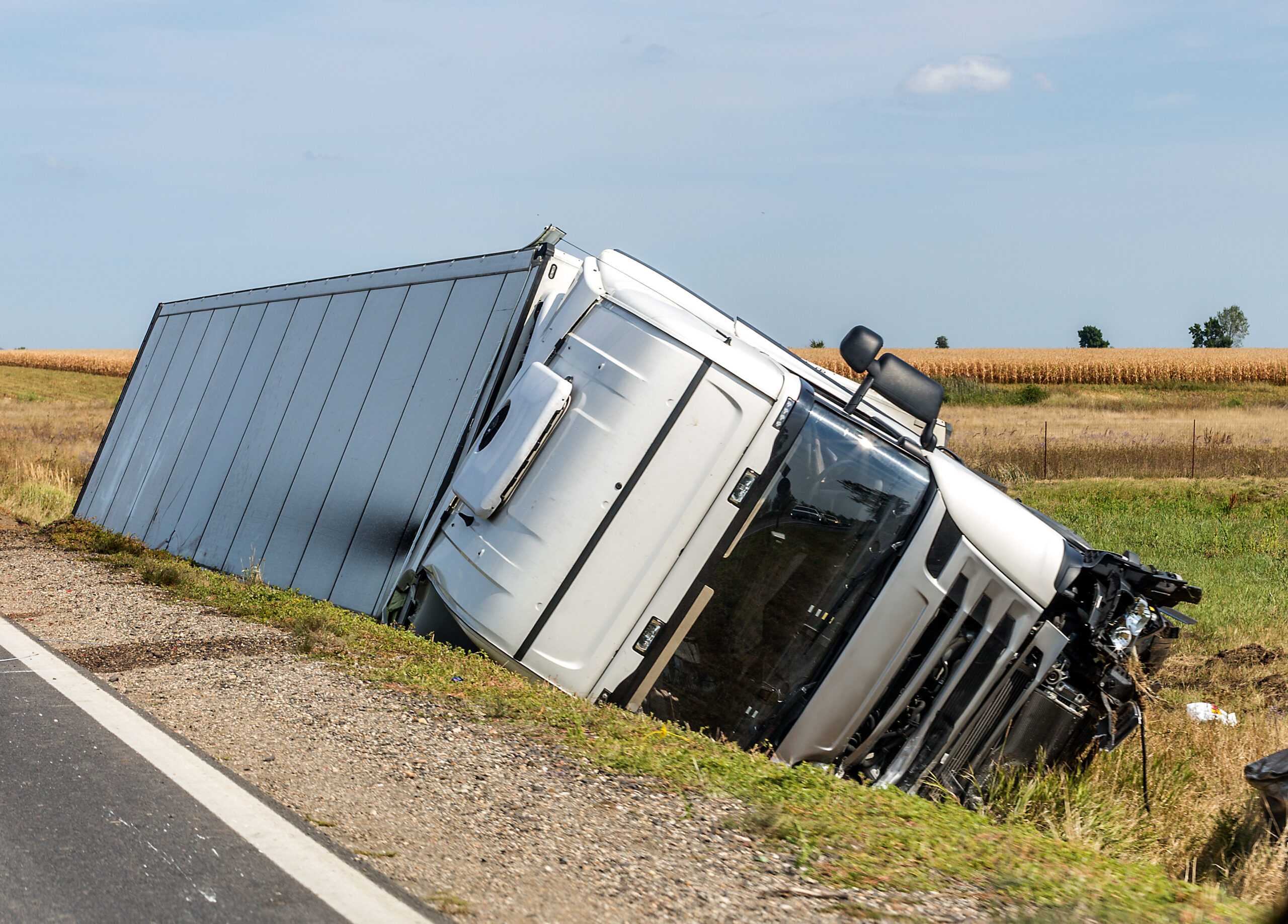 Kansas City, KS – Truck Overturns on I-635, Injuring Two